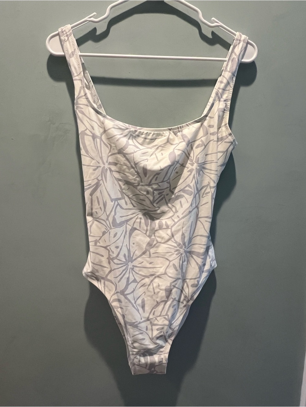 Floral Scoop Neck One-Piece Swimsuit - white and light gray